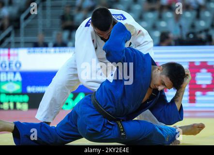 Tato Grigalaschwili aus Georgien in einem Kampf gegen Guilherme Schmidt aus Brasilien in der Kategorie der Männer bis 81kg während der IJF-Weltreise zum Zagreb Grand Prix, die am 16. Juli 2022 in der Zagreb-Arena in Zagreb, Kroatien, stattfindet. Foto: Zeljko Hladika/PIXSELL Stockfoto