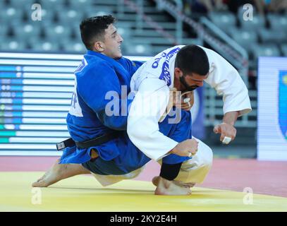 Tato Grigalaschwili aus Georgien in einem Kampf gegen Guilherme Schmidt aus Brasilien in der Kategorie der Männer bis 81kg während der IJF-Weltreise zum Zagreb Grand Prix, die am 16. Juli 2022 in der Zagreb-Arena in Zagreb, Kroatien, stattfindet. Foto: Zeljko Hladika/PIXSELL Stockfoto