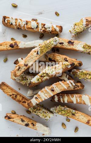 Blick über einen Haufen hausgemachter Cranberry- und Pistazienbiscotti. Stockfoto