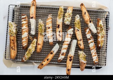 Hausgemachte Cranberry- und Pistazien-Biscotti auf einem Kühlregal. Stockfoto