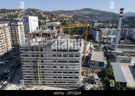 Aeria View zeigt den Wolkenkratzer-Bau der Straßenbahnlinie in Sarajevo, Bosnien und Herzegowina am 22. Juli 2022. Foto: Armin Durgut/PIXSELL Stockfoto