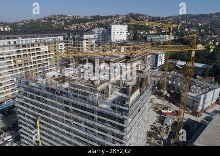 Aeria View zeigt den Wolkenkratzer-Bau der Straßenbahnlinie in Sarajevo, Bosnien und Herzegowina am 22. Juli 2022. Foto: Armin Durgut/PIXSELL Stockfoto