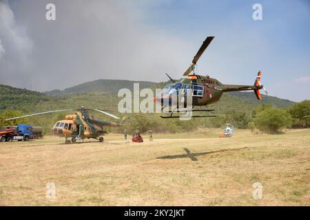 Feuerwehrleute versuchen mit einem Hubschrauber, ein Waldfeuer im Dorf Temnica in Slowenien, 22. Juli 2022 zu löschen. Rund 1.000 Feuerwehrleute haben im Westen Sloweniens einen großen Waldbrand bekämpft. Das Feuer, das durch den Wind aus Ostitalien geblasen wurde, führte zur Evakuierung mehrerer Dörfer. Foto: Sasa Miljevic/PIXSELL Stockfoto