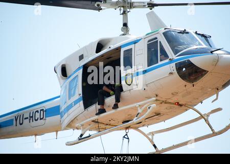 Feuerwehrleute versuchen mit einem Hubschrauber, ein Waldfeuer im Dorf Temnica in Slowenien, 22. Juli 2022 zu löschen. Rund 1.000 Feuerwehrleute haben im Westen Sloweniens einen großen Waldbrand bekämpft. Das Feuer, das durch den Wind aus Ostitalien geblasen wurde, führte zur Evakuierung mehrerer Dörfer. Foto: Sasa Miljevic/PIXSELL Stockfoto