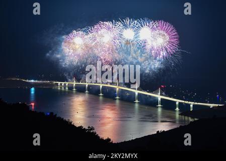 Feuerwerk explodiert über der Peljesac-Brücke während der Eröffnungsfeier der Peljesac-Brücke am 26. Juli 2022 in Komarna, Kroatien. Foto: Matko Begovic/PIXSELL Stockfoto