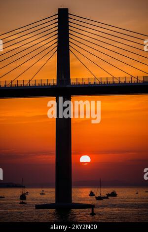 Die Sonne untergeht über der Peljesac-Brücke während der Eröffnungsfeier der Peljesac-Brücke am 26. Juli 2022 in Komarna, Kroatien. Foto: Zvonimir Barisin/PIXSELL Stockfoto