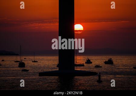 Die Sonne untergeht über der Peljesac-Brücke während der Eröffnungsfeier der Peljesac-Brücke am 26. Juli 2022 in Komarna, Kroatien. Foto: Zvonimir Barisin/PIXSELL Stockfoto