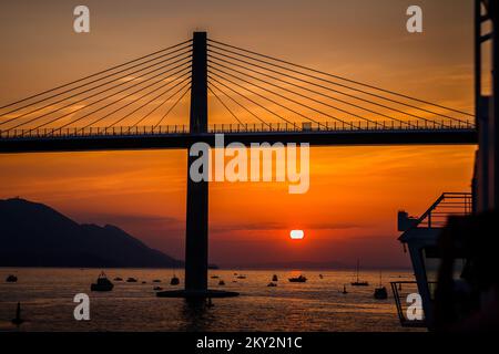 Die Sonne untergeht über der Peljesac-Brücke während der Eröffnungsfeier der Peljesac-Brücke am 26. Juli 2022 in Komarna, Kroatien. Foto: Zvonimir Barisin/PIXSELL Stockfoto