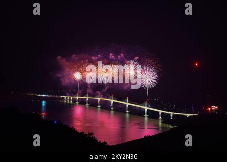 Feuerwerk explodiert über der Peljesac-Brücke während der Eröffnungsfeier der Peljesac-Brücke am 26. Juli 2022 in Komarna, Kroatien. Foto: Matko Begovic/PIXSELL Stockfoto