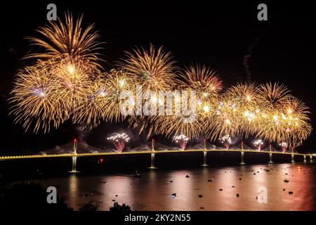 Feuerwerk explodiert über der Peljesac-Brücke während der Eröffnungsfeier der Peljesac-Brücke am 26. Juli 2022 in Komarna, Kroatien. Foto: Miroslav Lelas/PIXSELL Stockfoto