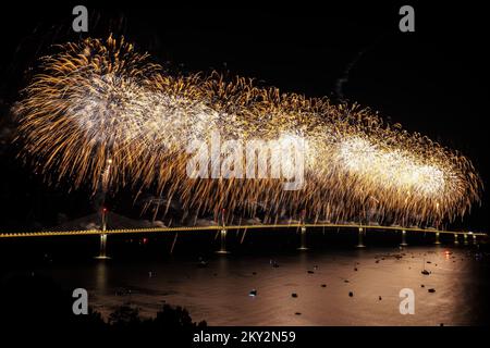 Feuerwerk explodiert über der Peljesac-Brücke während der Eröffnungsfeier der Peljesac-Brücke am 26. Juli 2022 in Komarna, Kroatien. Foto: Miroslav Lelas/PIXSELL Stockfoto