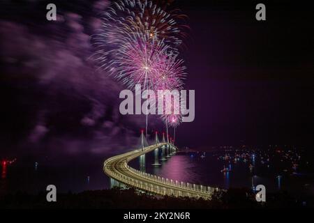 Feuerwerk explodiert über der Peljesac-Brücke während der Eröffnungsfeier der Peljesac-Brücke am 26. Juli 2022 in Komarna, Kroatien. Foto: Igor Kralj/PIXSELL Stockfoto