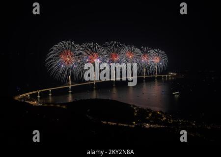 Feuerwerk explodiert über der Peljesac-Brücke während der Eröffnungsfeier der Peljesac-Brücke am 26. Juli 2022 in Komarna, Kroatien. Foto: Denis Kapetanovic/PIXSELL Stockfoto