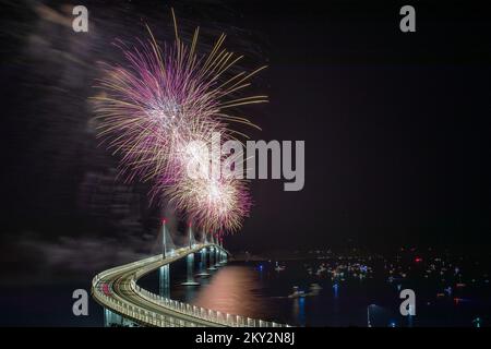 Feuerwerk explodiert über der Peljesac-Brücke während der Eröffnungsfeier der Peljesac-Brücke am 26. Juli 2022 in Komarna, Kroatien. Foto: Igor Kralj/PIXSELL Stockfoto