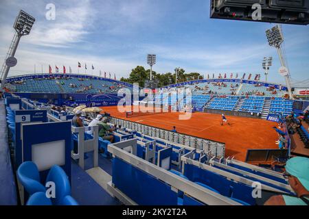 Gesamtansicht des Goran Ivanisevic Stadions während des ATP 250 Plava Laguna Croatia Open Umag zweite Runde Tennis Spiel zwischen Sebastian Baez aus Argentinien und Franco Agamenone aus Italien in Umag, Kroatien am 28. Juli 2022. Foto: Srecko Netic/PIXSELL Stockfoto