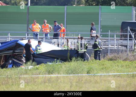 06/08/2022, Varazdin - mindestens 12 Menschen wurden getötet und 31 verletzt, nachdem ein polnischer Bus voller religiöser Pilger am frühen Samstagmorgen von einer Autobahn in Nordkroatien abrutschte.etwa 18 von den 31 Verletzten haben nach dem Absturz des Busses von der Autobahn A4 in schwere Verletzungen erlitten Podvorec, etwa 30 Meilen (50km) nördlich der Hauptstadt Zagreb. Foto: Matija Habljak/PIXSELL Stockfoto