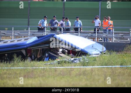 06/08/2022, Varazdin - mindestens 12 Menschen wurden getötet und 31 verletzt, nachdem ein polnischer Bus voller religiöser Pilger am frühen Samstagmorgen von einer Autobahn in Nordkroatien abrutschte.etwa 18 von den 31 Verletzten haben nach dem Absturz des Busses von der Autobahn A4 in schwere Verletzungen erlitten Podvorec, etwa 30 Meilen (50km) nördlich der Hauptstadt Zagreb. Foto: Matija Habljak/PIXSELL Stockfoto