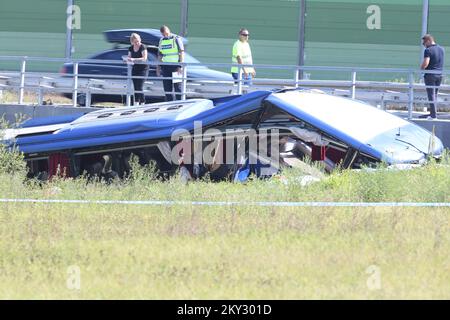 06/08/2022, Varazdin - mindestens 12 Menschen wurden getötet und 31 verletzt, nachdem ein polnischer Bus voller religiöser Pilger am frühen Samstagmorgen von einer Autobahn in Nordkroatien abrutschte.etwa 18 von den 31 Verletzten haben nach dem Absturz des Busses von der Autobahn A4 in schwere Verletzungen erlitten Podvorec, etwa 30 Meilen (50km) nördlich der Hauptstadt Zagreb. Foto: Matija Habljak/PIXSELL Stockfoto