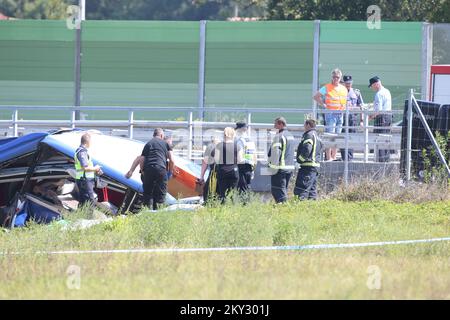 06/08/2022, Varazdin - mindestens 12 Menschen wurden getötet und 31 verletzt, nachdem ein polnischer Bus voller religiöser Pilger am frühen Samstagmorgen von einer Autobahn in Nordkroatien abrutschte.etwa 18 von den 31 Verletzten haben nach dem Absturz des Busses von der Autobahn A4 in schwere Verletzungen erlitten Podvorec, etwa 30 Meilen (50km) nördlich der Hauptstadt Zagreb. Foto: Matija Habljak/PIXSELL Stockfoto