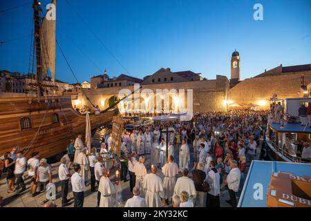 Prozession am Fest der Himmelfahrt der seligen Jungfrau Maria in Dubrovnik, Kroatien am 15. August 2022. Foto: Grgo Jelavic/PIXSELL Stockfoto