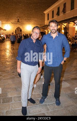 Die Schauspieler Goran Visnjic und Robert Boskovic können zusammen gesehen werden, bevor die Generalprobe für das Stück „Bloody Wedding (Krvava svadba)“ beginnt, das am 16. August 2022 im Rahmen der Dubrovnik Sommerspiele 73. in Dubrovnik, Kroatien, aufgeführt wird. Robert Boskovic ist für seine Fernsehrollen in Kroatien bekannt, während Goran Visnjic bereits eine beneidenswerte internationale Karriere hinter sich hat. Daher ist er für seine Rollen in der amerikanischen TV-Show er Teand in Filmen wie The Girl With the Dragon Tattoo und The Last will bekannt. Foto: Grgo Jelavic/PIXSELL Stockfoto