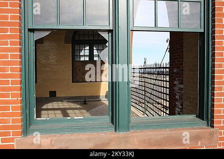 Jersey City, N.J., 5. Dezember 2012 der Bahnhof Liberty Park wurde schwer beschädigt, als die Fenster durch Hochwasser ausbrachen und das gesamte Gebäude überfluteten. Im Rahmen des Public Assistance (PA) Program stellt die FEMA zusätzliche staatliche Katastrophenhilfe für die Beseitigung von Trümmern, Notfallschutzmaßnahmen und die Reparatur, den Austausch oder die Wiederherstellung von durch Katastrophen beschädigten öffentlichen Einrichtungen und Einrichtungen bestimmter privater Organisationen ohne Erwerbszweck (PNP) bereit. Das PA-Programm fördert auch den Schutz dieser beschädigten Werke vor zukünftigen Ereignissen b Stockfoto