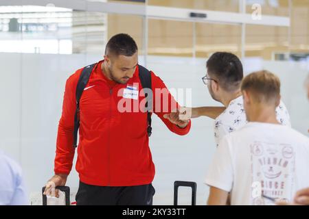 Der kroatische Filip Mihaljevic, Gewinner der Goldmedaille bei den Men's Shot Put bei den Europameisterschaften 2022 in München, kommt am 16. August 2022 in Split, Kroatien, am Flughafen Split an. Foto: Miroslav Lelas/PIXSELL Stockfoto