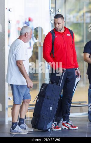 Der kroatische Filip Mihaljevic, Gewinner der Goldmedaille bei den Men's Shot Put bei den Europameisterschaften 2022 in München, kommt am 16. August 2022 in Split, Kroatien, am Flughafen Split an. Foto: Miroslav Lelas/PIXSELL Stockfoto