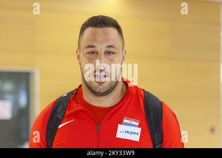 Der kroatische Filip Mihaljevic, Gewinner der Goldmedaille bei den Men's Shot Put bei den Europameisterschaften 2022 in München, kommt am 16. August 2022 in Split, Kroatien, am Flughafen Split an. Foto: Miroslav Lelas/PIXSELL Stockfoto