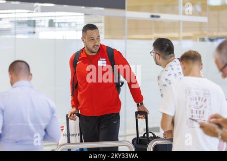 Der kroatische Filip Mihaljevic, Gewinner der Goldmedaille bei den Men's Shot Put bei den Europameisterschaften 2022 in München, kommt am 16. August 2022 in Split, Kroatien, am Flughafen Split an. Foto: Miroslav Lelas/PIXSELL Stockfoto