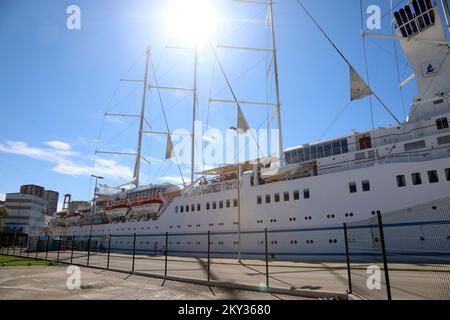 Das Segelboot und das Kreuzfahrtschiff 'Club Med 2' kamen am 21. August 2022 im Hafen von Sibenik, in Sibenik, Kroatien, an. Club Med 2 ist ein computergesteuerter fünf-Mast-Staysail-Schoner, der sich im Besitz des Club Med befindet und vom Club Med betrieben wird und als Kreuzfahrtschiff betrieben wird. Es kombiniert die Leistung von sieben computergesteuerten Segelbooten mit traditionellerer dieselelektrischer Energie und verfügt über vier Dieselgeneratoren, die zwei Elektromotoren betreiben. Club Med 2 wurde 1992 in Le Havre, Frankreich, gestartet. Das Schiff ist eines der größten Segelkreuzschiffe der Welt, mit einer 386 Besatzung von 214 Passagieren, Foto: Dusko Jaramaz/PIXS Stockfoto