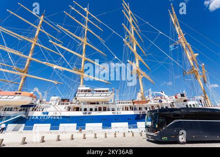 Royal Clipper kam am 21. August 2022 im Hafen von Zadar in Zadar, Kroatien, an. Inspiriert vom Großsegler Preussen, hat der Royal Clipper die stolze Auszeichnung, das größte und einzige voll ausgestattete Segelschiff mit fünf Masten zu sein, das gebaut wurde, seit ihr Vorgänger zu Beginn des letzten Jahrhunderts auf den Markt kam. Das Schiff Royal Clipper ist ein Passagierschiff (Kreuzfahrtschiff), das 2000 gebaut wurde (22 Jahre alt) und derzeit unter der Flagge Maltas fährt. Foto: Sime Zelic/PIXSELL Stockfoto