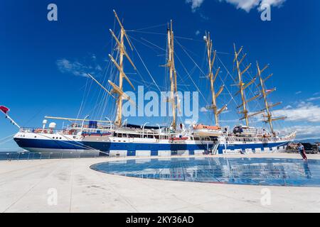 Royal Clipper kam am 21. August 2022 im Hafen von Zadar in Zadar, Kroatien, an. Inspiriert vom Großsegler Preussen, hat der Royal Clipper die stolze Auszeichnung, das größte und einzige voll ausgestattete Segelschiff mit fünf Masten zu sein, das gebaut wurde, seit ihr Vorgänger zu Beginn des letzten Jahrhunderts auf den Markt kam. Das Schiff Royal Clipper ist ein Passagierschiff (Kreuzfahrtschiff), das 2000 gebaut wurde (22 Jahre alt) und derzeit unter der Flagge Maltas fährt. Foto: Sime Zelic/PIXSELL Stockfoto