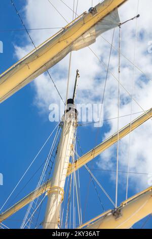 Royal Clipper kam am 21. August 2022 im Hafen von Zadar in Zadar, Kroatien, an. Inspiriert vom Großsegler Preussen, hat der Royal Clipper die stolze Auszeichnung, das größte und einzige voll ausgestattete Segelschiff mit fünf Masten zu sein, das gebaut wurde, seit ihr Vorgänger zu Beginn des letzten Jahrhunderts auf den Markt kam. Das Schiff Royal Clipper ist ein Passagierschiff (Kreuzfahrtschiff), das 2000 gebaut wurde (22 Jahre alt) und derzeit unter der Flagge Maltas fährt. Foto: Sime Zelic/PIXSELL Stockfoto