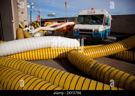 New York, New York, New York, 6. Dezember 2012 heiße Luft wird in Gebäude in Downtown Manhattan gepumpt, um durch den Hurrikan Sandy verursachte Schäden durch trockene Überschwemmungen zu verursachen. Die FEMA kann auf der Grundlage ihrer Erholungskosten zusätzliche Unterstützung für die Bundes- und Kommunalbehörden bereitstellen. Ashley Andujar/FEMA. New York Hurrikan Sandy. Fotos zu Katastrophen- und Notfallmanagementprogrammen, Aktivitäten und Beamten Stockfoto