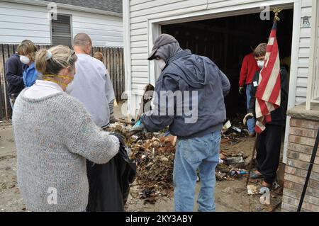 Maskenverwendung während der Reinigung erforderlich. Hurrikan Sandy Aus New Jersey. Fotos zu Katastrophen- und Notfallmanagementprogrammen, Aktivitäten und Beamten Stockfoto