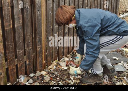Union Beach, N.J., 8. Dez. 2012 das Aufbrechen kleiner Glasscherben und Trümmer ist ein mühsamer Prozess, mit dem ehrenamtliche Helfer Hausbesitzern in Union Beach helfen, nachdem Hurrikan Sandy durch die Gegend gerissen hat. Freiwilligengruppen, die mit lokalen und staatlichen Behörden und wiederum mit der FEMA zusammenarbeiten, sind unschätzbare Ressourcen im Wiederaufbauprozess nach Hurrikan Sandy. Hurrikan Sandy Aus New Jersey. Fotos zu Katastrophen- und Notfallmanagementprogrammen, Aktivitäten und Beamten Stockfoto