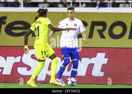 Stipe Biuk von der Fjduk im Einsatz gegen Samu Chukwueze von Villarreal während des Play-Off Second Leg-Spiels der UEFA Europa Conference League zwischen der Fjduk Split und Villarreal CF am 25. August 2022 im Poljud-Stadion in Split, Kroatien. Foto: Miroslav Lelas/PIXSELL Stockfoto