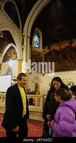 New York, New York, New York, 9. Dez. 2012 Pater Claudio Antecini, der Priester bei Visitation of the Blessed Virgin Mary Roman Catholic Church, spricht mit der Gemeinderin Erica Villafane, Zentrum, und ihrer Tochter Monica Morales, während einer Spende- und Verteilungsreise, die Antecini für spanischsprachige Mitglieder seiner Gemeinde veranstaltete. Die Mitglieder der FEMA Community Relations waren vor Ort, um Einwohnern zu helfen, die keine Hilfe beantragt haben, und wurden dazu ermutigt, wenn sie sich noch nicht beworben haben. New York, NY, 9. Dez. 2012--Pater Claudio Antecini, der Priester bei Visitation der Heiligen Jungfrau Maria, des römisch-katholischen C. Stockfoto