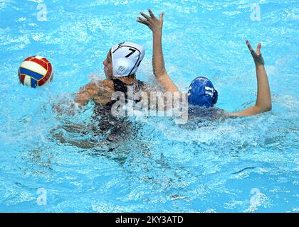 SPLIT, KROATIEN - 27. AUGUST: Juliette D'Halluin aus Frankreich und Nofar Hochberg aus Israel während des 35 Len European Championship Split 2022 Wasserpolo-Frauenmatches zwischen Frankreich und Israel in der Spaladium Arena am 27. August 2022 in Split, Kroatien. Foto: Marko Lukunic/PIXSELL Stockfoto