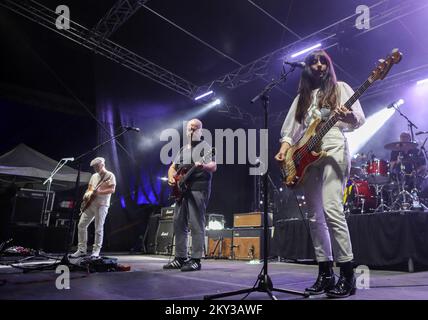 Joey Santiago, Black Francis und Paz Lenchantin von Pixies spielen während eines Konzerts in Zagreb, Kroatien, am 27. August 2022. Foto: Zeljko Hladika/PIXSELL Stockfoto