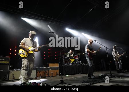 Joey Santiago, Black Francis und Paz Lenchantin von Pixies spielen während eines Konzerts in Zagreb, Kroatien, am 27. August 2022. Foto: Zeljko Hladika/PIXSELL Stockfoto