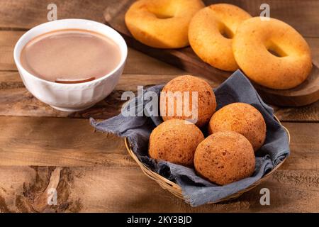 Frühstück mit Pandequeso, buñuelo und heißer Schokolade - kolumbianische traditionelle Speisen Stockfoto