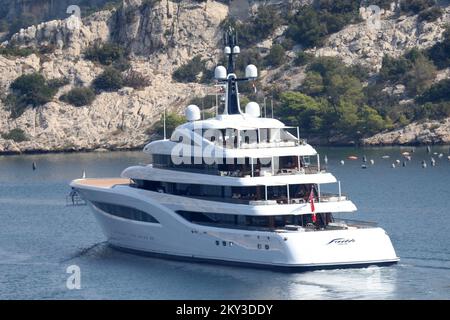 Die Luxusyacht Faith, die die Adria segelt, kann am 23. August 2022 in Sibenik, Kroatien gesehen werden. Die Yacht ist 96,6 Meter lang und zählt zu den 60 größten Yachten der Welt. Die Yacht ist fast 20 Millionen Dollar wert. Sieben Tage Yachtcharter kosten rund 1,5 Millionen Dollar. Der Eigner der Yacht ist Lawrence Stroll, Miteigentümer von Aston Martin in der Formel 1. Die Yacht Faith hat eine Kapazität für 12 Gäste in 7 Kabinen, während die Anzahl der Besatzungsmitglieder 31 beträgt. Beyonce und Jay-Z segelten diesen Sommer auf dieser Yacht. Foto: Dusko Jaramaz/PIXSELL Stockfoto