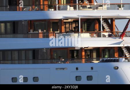 Die Luxusyacht Faith, die die Adria segelt, kann am 23. August 2022 in Sibenik, Kroatien gesehen werden. Die Yacht ist 96,6 Meter lang und zählt zu den 60 größten Yachten der Welt. Die Yacht ist fast 20 Millionen Dollar wert. Sieben Tage Yachtcharter kosten rund 1,5 Millionen Dollar. Der Eigner der Yacht ist Lawrence Stroll, Miteigentümer von Aston Martin in der Formel 1. Die Yacht Faith hat eine Kapazität für 12 Gäste in 7 Kabinen, während die Anzahl der Besatzungsmitglieder 31 beträgt. Beyonce und Jay-Z segelten diesen Sommer auf dieser Yacht. Foto: Sanjin Strukic/PIXSELL Stockfoto