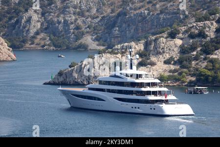 Die Luxusyacht Faith, die die Adria segelt, kann am 23. August 2022 in Sibenik, Kroatien gesehen werden. Die Yacht ist 96,6 Meter lang und zählt zu den 60 größten Yachten der Welt. Die Yacht ist fast 20 Millionen Dollar wert. Sieben Tage Yachtcharter kosten rund 1,5 Millionen Dollar. Der Eigner der Yacht ist Lawrence Stroll, Miteigentümer von Aston Martin in der Formel 1. Die Yacht Faith hat eine Kapazität für 12 Gäste in 7 Kabinen, während die Anzahl der Besatzungsmitglieder 31 beträgt. Beyonce und Jay-Z segelten diesen Sommer auf dieser Yacht. Foto: Dusko Jaramaz/PIXSELL Stockfoto