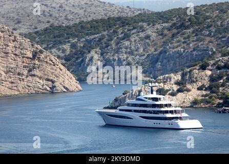 Die Luxusyacht Faith, die die Adria segelt, kann am 23. August 2022 in Sibenik, Kroatien gesehen werden. Die Yacht ist 96,6 Meter lang und zählt zu den 60 größten Yachten der Welt. Die Yacht ist fast 20 Millionen Dollar wert. Sieben Tage Yachtcharter kosten rund 1,5 Millionen Dollar. Der Eigner der Yacht ist Lawrence Stroll, Miteigentümer von Aston Martin in der Formel 1. Die Yacht Faith hat eine Kapazität für 12 Gäste in 7 Kabinen, während die Anzahl der Besatzungsmitglieder 31 beträgt. Beyonce und Jay-Z segelten diesen Sommer auf dieser Yacht. Foto: Dusko Jaramaz/PIXSELL Stockfoto