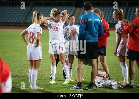 KARLOVAC, SEPTEMBER 02: Luana Buehler aus der Schweiz und Geraldine Reuteler aus der Schweiz nach dem 2023. Qualifikationsspiel zur FIFA-Frauenweltmeisterschaft zwischen Kroatien und der Schweiz im Branko Cavlovic-Cavlek Stadion am 2. September 2022 in Karlovac, Kroatien. Foto: Matija Habljak/PIXSEL Stockfoto