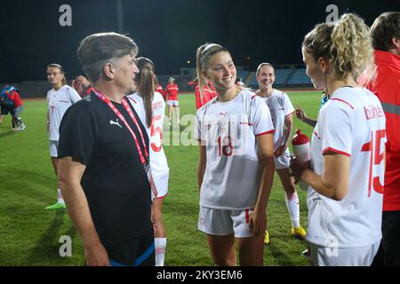 KARLOVAC, SEPTEMBER 02: Cheftrainer der Schweiz Nils Nielsen und Viola Calligaris der Schweiz nach dem 2023. Qualifikationsspiel zur FIFA-Frauenweltmeisterschaft zwischen Kroatien und der Schweiz im Branko Cavlovic-Cavlek-Stadion am 2. September 2022 in Karlovac, Kroatien. Foto: Matija Habljak/PIXSEL Stockfoto