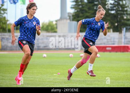 KARLOVAC, KROATIEN - SEPTEMBER 02: Team Kroatien erwärmt sich vor der Qualifikation zur FIFA-Frauenweltmeisterschaft 2023 zwischen Kroatien und der Schweiz im Stadion Branko Cavlovic-Cavlek am 02. September 2022 in Karlovac, Kroatien. Foto: Matija Habljak/PIXSELL Stockfoto